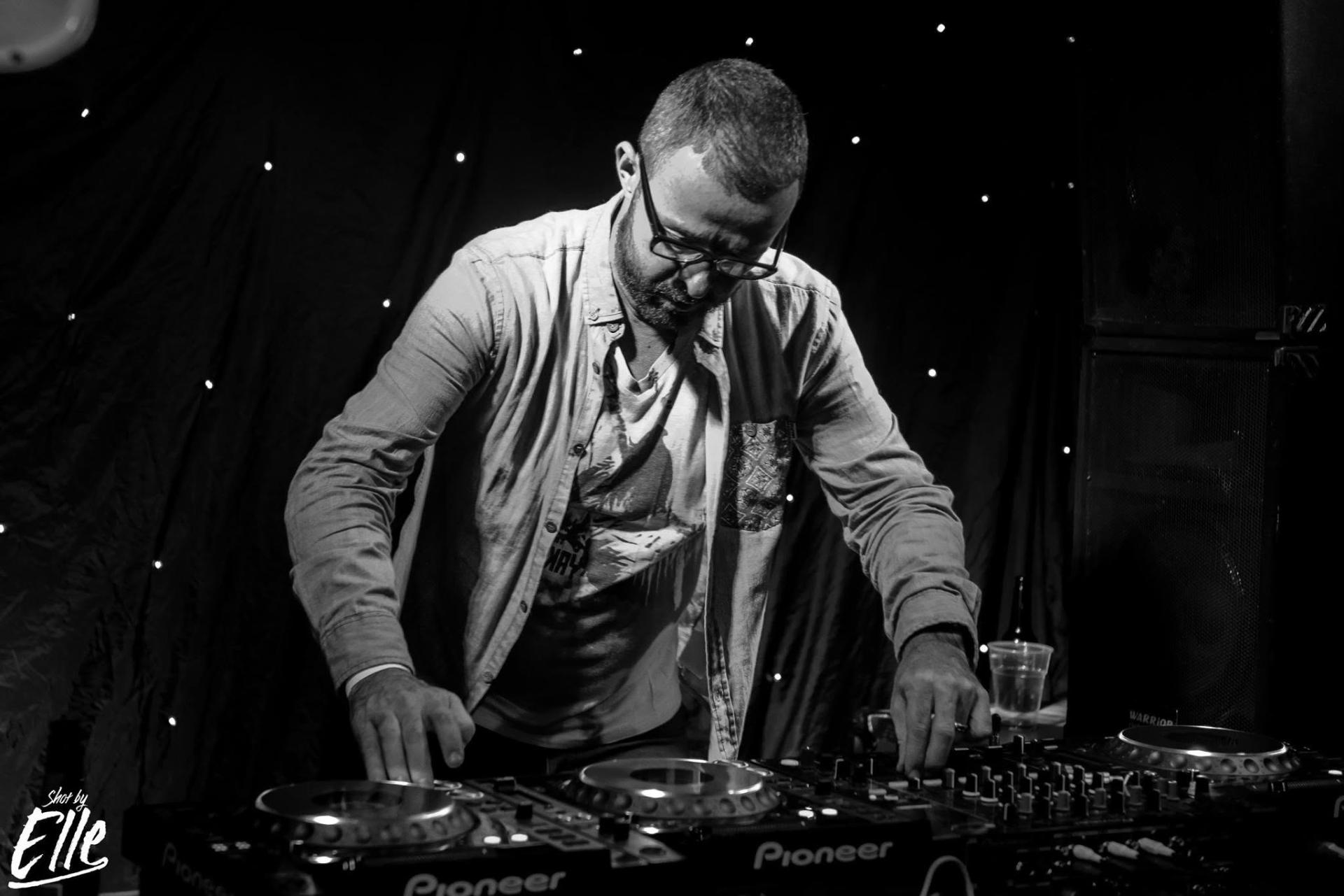 Judge Jules mixing on Pioneer CDJs, black and white photo at Zombie Fest